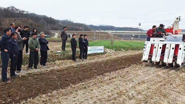 '농심천심 선도농-청년농 상생 커뮤니티' 출범식 참가자들이 안동시 일직면에 위치한 남시복 한국새농민 안동회장의 영농현장을 찾아 트랙터와 콤바인 등 주요 농기계 조작법을 직접 체험했다. /경북농협