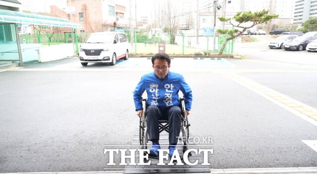 안장헌 아산시장 예비후보가 장애인 휠체어를 체험하고 있다. /안장헌 예비후보 캠프