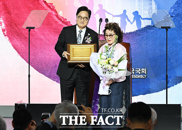 윤기섭 제7대 임시의정원 의장의 자손에게 기념패를 수여하는 우원식 국회의장.