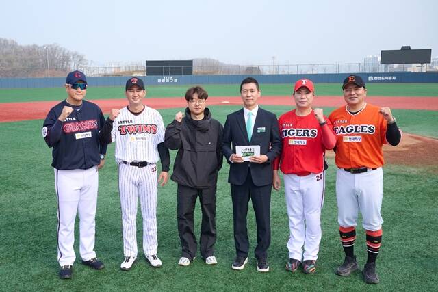 전 야구 선수 이대호 박용택, 이정욱 PD, 이동근 아나운서, 전 야구 선수 나지완 김태균(왼쪽부터)이 10일 오전 10시 30분 온라인으로 진행된 KBS2 새 예능프로그램 '우리동네 야구대장' 제작발표회에 참석해 다양한 이야기를 나눴다. /KBS