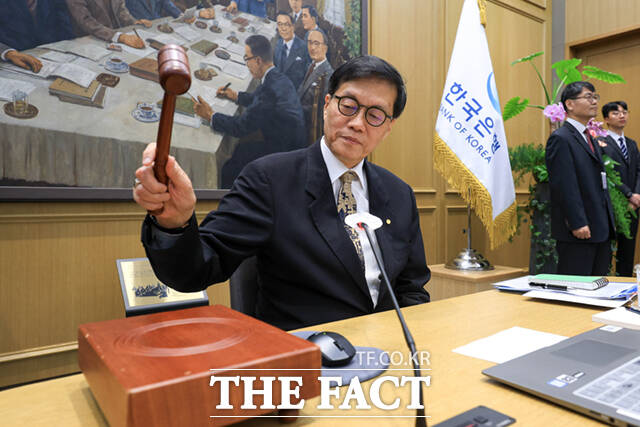 이창용 한국은행 총재가 10일 서울 중구 한국은행 본관에서 열린 금융통화위원회 본회의에서 의사봉을 두드리고 있다. /사진공동취재단