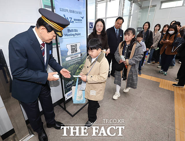 역장 복장을 한 정동영 통일부 장관이 10일 오전 서울 중구 서울역에서 열린 DMZ 평화이음 열차 행사에 참석해 기념촬영을 하고 있다. /청사사진기자단