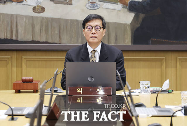 이창용 한국은행 총재가 10일 서울 중구 한국은행 본관에서 열린 금융통화위원회 본회의에서 의사봉을 두드리고 있다. /사진공동취재단