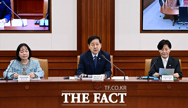 구윤철 부총리 겸 재정경제부 장관(왼쪽)이 10일 오전 서울 종로구 정부서울청사에서 열린 비상경제본부회의 겸 경제관계장관회의에 참석해 모두발언을 하고 있다. /임영무 기자