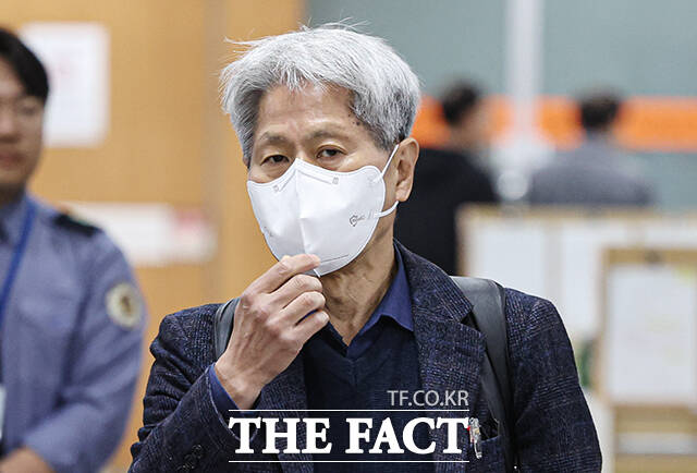 명예훼손 등 혐의로 기소된 신학림 전 전국언론노조 위원장이 10일 오후 서울 서초구 서울중앙지방법원에서 열린 공판에 출석하고 있다. /박헌우 기자