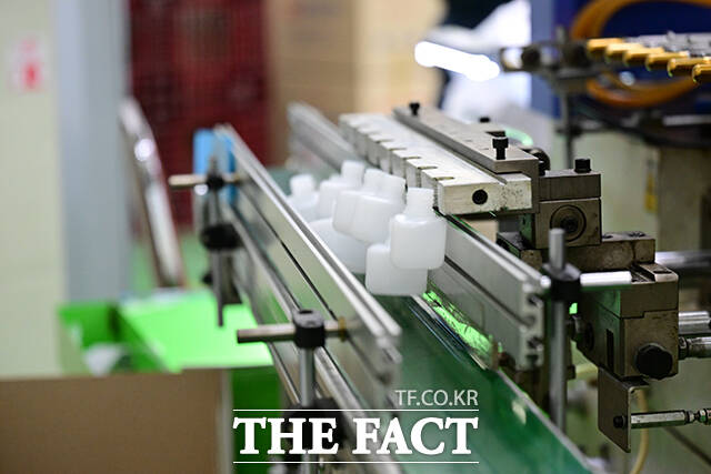 중동전쟁 여파로 플라스틱 원료인 나프타 등 화학물질 수급 불안이 이어지는 가운데 10일 오전 경기 부천시의 플라스틱 사출 중소기업 신광엠앤피에 관계자가 플라스틱 원재료를 바라보고 있다. /부천=남윤호 기자