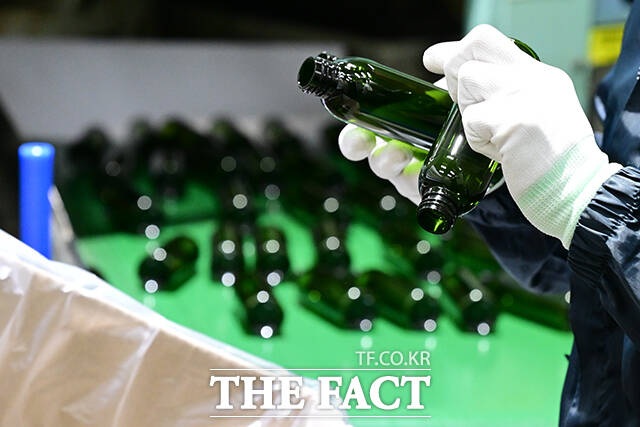 중동전쟁 여파로 플라스틱 원료인 나프타 등 화학물질 수급 불안이 이어지는 가운데 10일 오전 경기 부천시의 플라스틱 사출 중소기업 신광엠앤피에 관계자가 플라스틱 원재료를 바라보고 있다. /부천=남윤호 기자