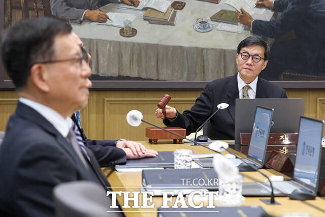 이창용 한국은행 총재가 10일 서울 중구 한국은행 본관에서 열린 금융통화위원회 본회의에서 의사봉을 두드리고 있다. /사진공동취재단