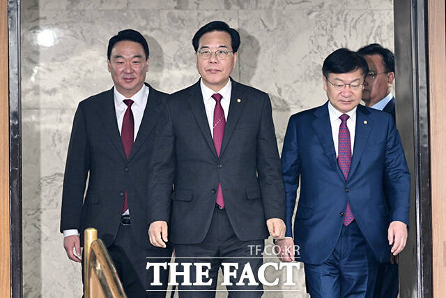 송언석 국민의힘 원내대표(가운데)가 10일 당 원내대책회의에서 