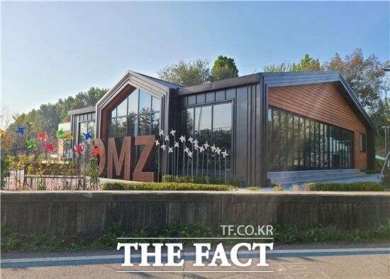 경기 고양시가 오는 17일부터 개방하는 2026년 DMZ 평화의 길 테마노선 장항습지생태 코스에 위치한 DMZ 평화쉼터 나들라온의 모습. /고양시