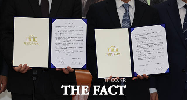 한병도 더불어민주당 원내대표와 송언석 국민의힘 원내대표 등이 10일 오후 서울 여의도 국회 운영위원장실에서 2026년도 제1회 추가경정예산안 본회의 처리에 합의한 뒤 기념촬영을 하고 있다. 왼쪽부터 왼쪽부터 박형수 국민의힘 예결위 간사, 유상범 원내운영수석부대표, 송 원내대표, 한 원내대표, 천준호 더불어민주당 원내운영수석부대표, 이소영 예결위 간사. /국회=배정한 기자