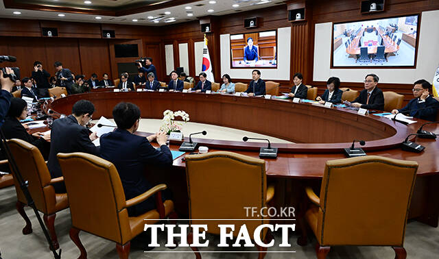 구윤철 부총리 겸 재정경제부 장관(왼쪽)이 10일 오전 서울 종로구 정부서울청사에서 열린 비상경제본부회의 겸 경제관계장관회의에 참석해 모두발언을 하고 있다. /임영무 기자