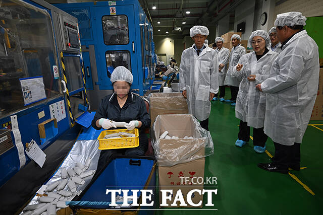 한성숙 중소벤처기업부 장관이 10일 오전 경기 부천시의 플라스틱 사출 중소기업 신광엠앤피를 방문해 플라스틱의 원재료를 살펴보고 있다. /부천=남윤호 기자