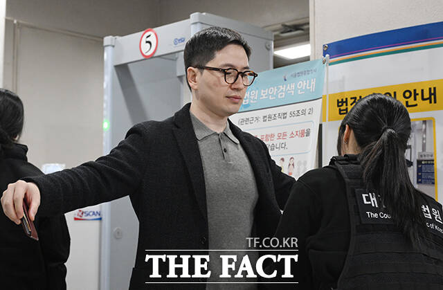 헌법재판관 미임명과 졸속 지명 등 혐의로 기소된 이원모 대통령실 공직기강비서관이 10일 오전 서울 서초구 서울중앙지방법원에서 열린 공판에 출석하고 있다. /박헌우 기자