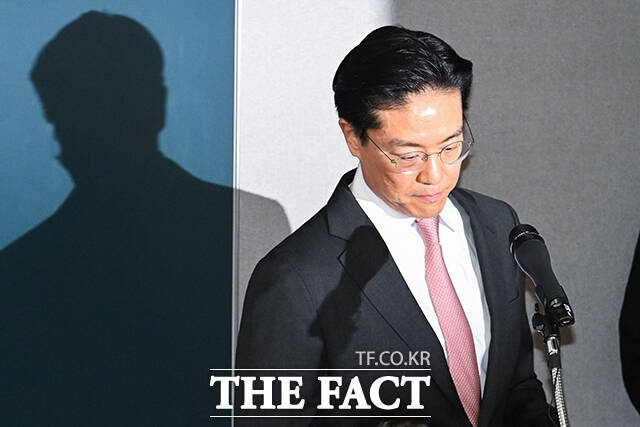 전인석 삼천당제약 대표는 지난 6일 기자간담회에서 직접 나서 각종 의혹에 해명했다. 그러나 경구용 세마글루타이드에 대한 기술적 질문이 이어지자 문 쪽에 서 있던 한 남성에게 마이크를 넘겼다. /박헌우 기자