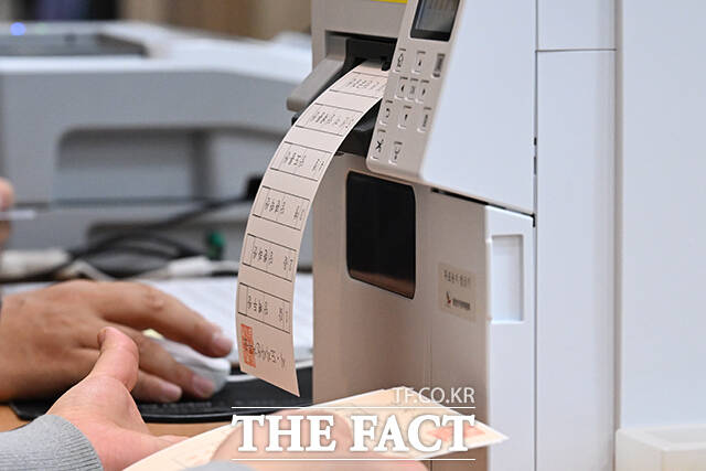 선거사무원이 투표용지를 출력하고 있다.