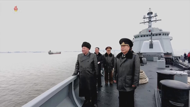 북한이 첫 번째 5000톤(t)급 신형 구축함 '최현호'를 국제해사기구(IMO)에 등록했다. 최현호는 4면 위상배열레이더와 러시아 '판치르'와 비슷한 복합 방공무기가 탑재돼 '북한판 이지스함'으로 불린다. 사진은 김정은 북한 국무위원장이 지난달 3~4일 최현호를 찾은 모습. /뉴시스.조선중앙TV 갈무리