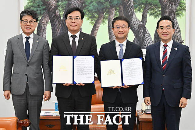 한병도 더불어민주당 원내대표와 송언석 국민의힘 원내대표 등이 10일 오후 서울 여의도 국회 운영위원장실에서 2026년도 제1회 추가경정예산안 본회의 처리에 합의한 뒤 기념촬영을 하고 있다. 왼쪽부터 왼쪽부터 박형수 국민의힘 예결위 간사, 유상범 원내운영수석부대표, 송 원내대표, 한 원내대표, 천준호 더불어민주당 원내운영수석부대표, 이소영 예결위 간사. /국회=배정한 기자