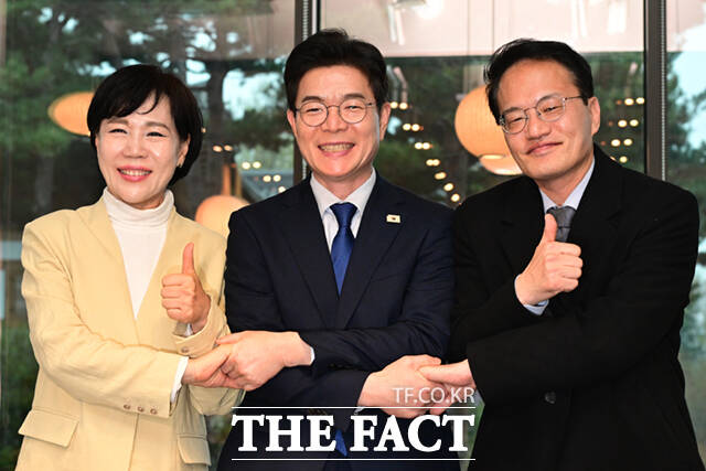 더불어민주당 서울시장 최종 후보로 선출된 정원오 후보(가운데)가 10일 서울 여의도 국회 강변서재에서 함께 경쟁했던 박주민(오른쪽)·전현희 의원을 만나 환담에 앞서 포즈를 취하고 있다. /국회=이새롬 기자