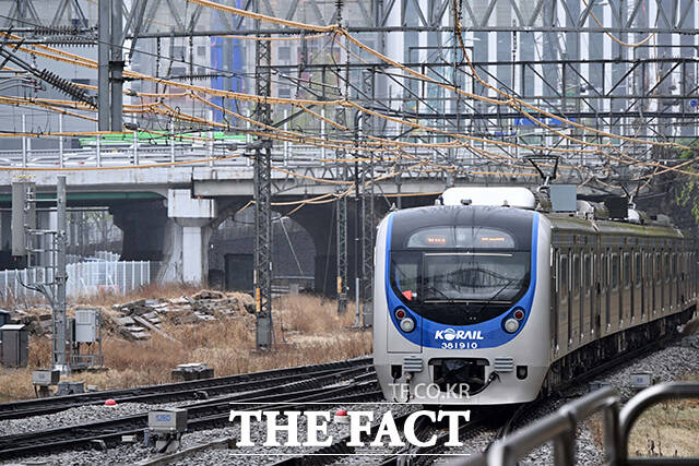 'DMZ 평화이음 열차'가 운행이 재개된 10일 오전 서울 중구 서울역 플랫폼으로 열차가 들어오고 있다. 서울역과 도라산역을 오가는 정기 관광열차인 'DMZ 평화이음 열차'는 6년 6개월 만에 운행이 재개됐다. /청사사진기자단