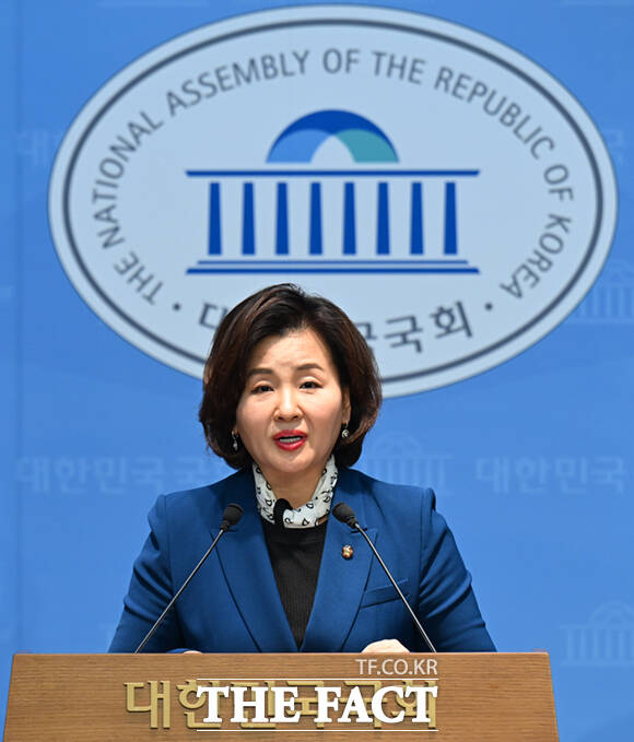 국회 역사정의포럼 공동대표인 이수진 더불어민주당 의원이 10일 서울 여의도 국회 소통관에서 일본의 지속적인 독도 왜곡을 규탄하는 긴급 기자회견을 하고 있다.