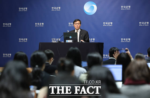 이창용 한국은행 총재가 10일 서울 중구 한국은행 본관에서 열린 금융통화위원회 본회의 후 기자간담회에서 발언하고 있다. /사진공동취재단