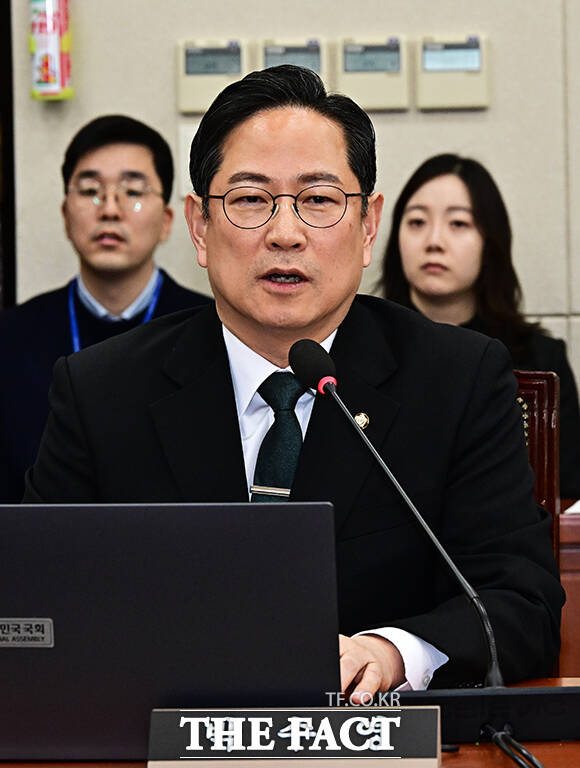 정부가 추진하는 국민성장펀드 관련 조세특례제한법 개정안이 10일 국회 재정경제기획위원회(재경위) 조세소위에서 여야 합의로 만장일치 통과됐다. 사진은 재경위 야당 간사이자 소위원장인 박수영 국민의힘 의원. /배정한 기자