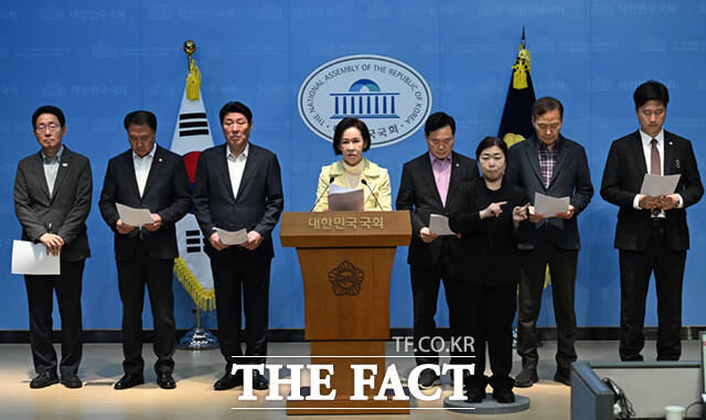 이인선 의원을 비롯한 국민의힘 대구 지역구 의원들이 10일 서울 여의도 국회 소통관에서 기자회견을 열어 대구시장 경선 관련 입장을 밝히며 고개 숙여 사과하고 있다. /국회=이새롬 기자