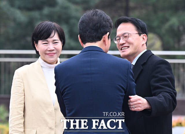 더불어민주당 서울시장 최종 후보로 선출된 정원오 후보(가운데)가 10일 서울 여의도 국회 강변서재에서 함께 경쟁했던 박주민(오른쪽)·전현희 의원을 만나 환담에 앞서 포즈를 취하고 있다. /국회=이새롬 기자