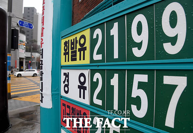 3차 석유 최고가격제 시행 첫날인 10일 오전 서울 성동구의 한 주유소 안내판 앞으로 주유를 마친 오토바이가 지나가고 있다. /박상민 기자