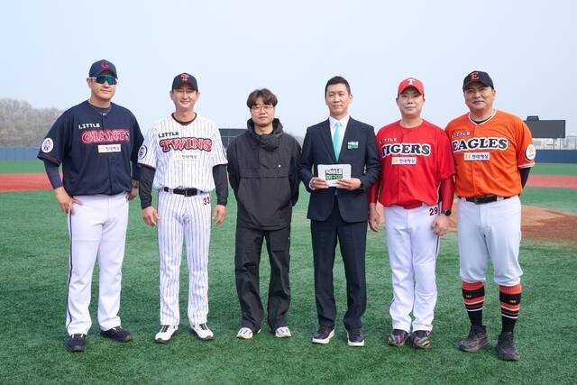 전 야구선수 출신 이대호 박용택, 이정욱 PD, 전 야구선수 출신 나지완 김태균(왼쪽부터)이 KBS2 새 예능프로그램 '우리동네 야구대장'로 뭉친다. /KBS