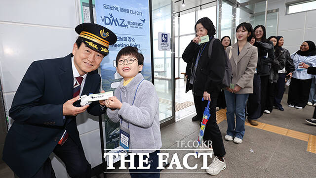 역장 복장을 한 정동영 통일부 장관이 10일 오전 서울 중구 서울역에서 열린 DMZ 평화이음 열차 행사에 참석해 기념촬영을 하고 있다. /청사사진기자단