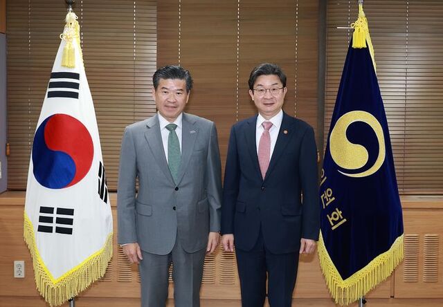 이억원 금융위원장이 10일 오후 서울 종로구 정부서울청사에서 주한미국상공회의소(암참) 제임스 김 회장 겸 대표이사 및 이사들과 만나 글로벌 금융기관의 한국 투자 확대 및 한국 금융규제 경쟁력 제고를 위한 제언과 정책방향에 대해 논의했다. /금융위원회