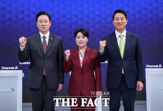 국민의힘 서울시장 예비후보인 박수민 의원과 윤희숙 전 의원, 오세훈 서울시장(왼쪽부터)이 10일 오후 서울 종로구 채널A 스튜디오에서 열린 국민의힘 서울시장 후보 제2차 TV 토론회에 참석해 포즈를 취하고 있다. /국회사진기자단