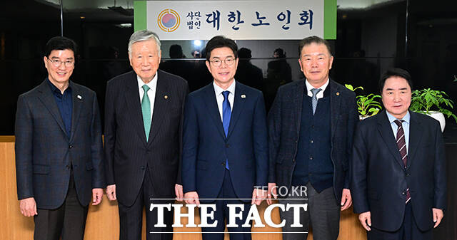 이날 이중근 대한노인협회장, 정원오 더불어민주당 서울시장 후보, 고광선 대한노인회 서울시연합회장(왼쪽부터)이 면담을 앞두고 기념촬영 하는 모습.