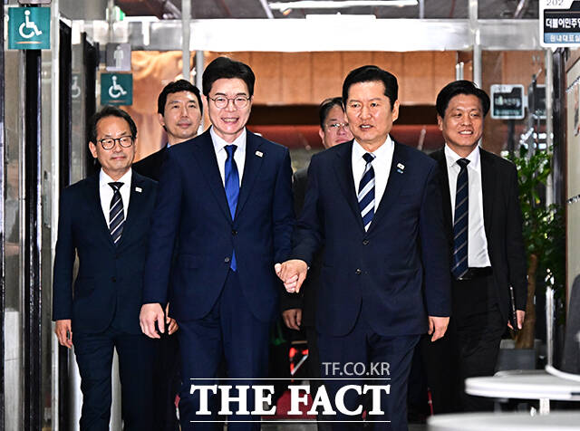 더불어민주당 서울시장 최종 후보로 확정된 정원오 후보(왼쪽)가 10일 오후 서울 여의도 국회에서 정청래 대표와 함께 면담을 위해 이동하고 있다. /국회=배정한 기자