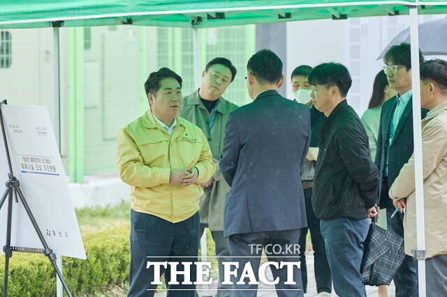 오세현 아산시장이 9일 탕정 물환경센터 체육시설 조성 대상지를 현장 점검하고 있다. /아산시