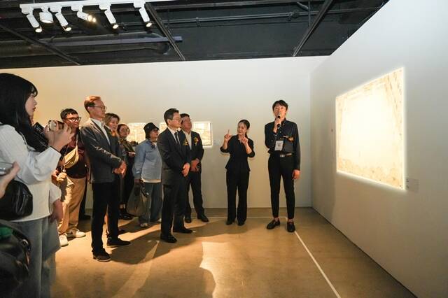 효성그룹은 장애예술인 지원 등 장애인 삶의 질 향상을 위한 다양한 사회공헌 활동을 펼치고 있다. 사진은 지난해 10월 예술의전당 한가람미술관에서 효성그룹이 후원한 서울장애예술창작센터 기획 전시인 감각의 서사가 열리고 있는 모습. /효성그룹