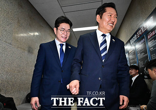 더불어민주당 서울시장 최종 후보로 확정된 정원오 후보(왼쪽)가 10일 오후 서울 여의도 국회에서 정청래 대표와 함께 면담을 위해 이동하고 있다. /국회=배정한 기자