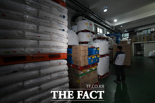 중동전쟁 여파로 플라스틱 원료인 나프타 등 화학물질 수급 불안이 이어지는 가운데 10일 오전 경기 부천시의 플라스틱 사출 중소기업 신광엠앤피에 관계자가 플라스틱 원재료를 바라보고 있다. /부천=남윤호 기자