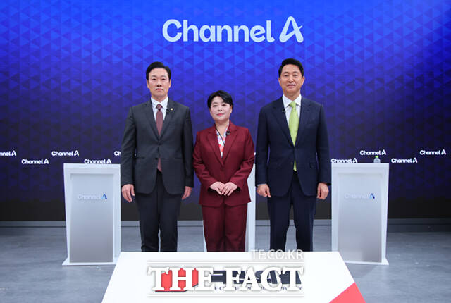 국민의힘 서울시장 예비후보인 박수민 의원과 윤희숙 전 의원, 오세훈 서울시장(왼쪽부터)이 10일 오후 서울 종로구 채널A 스튜디오에서 열린 국민의힘 서울시장 후보 제2차 TV 토론회에 참석해 포즈를 취하고 있다. /국회사진기자단