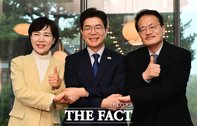 더불어민주당 서울시장 최종 후보로 선출된 정원오 후보(가운데)가 10일 서울 여의도 국회 강변서재에서 함께 경쟁했던 박주민(오른쪽)·전현희 의원을 만나 환담에 앞서 포즈를 취하고 있다. /국회=이새롬 기자