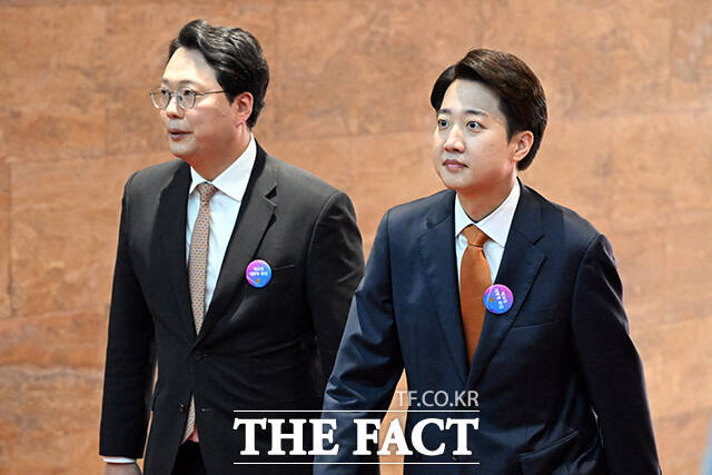 개혁신당이 10일 26조원 규모의 추가경정예산안(추경)에 전원 반대 표결했다. 이준석 개혁신당 대표는 국회 추경 수정안을 두고 '양당의 돈잔치'라고 비판했고, 천하람 원내대표는 