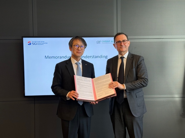 이명순 SGI서울보증 대표이사(왼쪽)와 디디에 가피넬 크레디 아그리콜 코퍼레이트 앤 인베스트먼트 뱅크 기업금융부문 대표가 기념 촬영을 하고 있다. /SGI서울보증