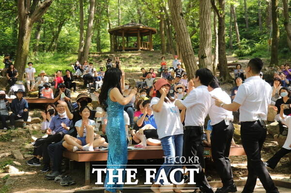충청권 향토기업 선양소주가 10일 7년 만에 제15회 선양계족산맨발축제를 재개한다. 4월 11일부터 10월 25일까지 6개월간 매주 주말 오후 2시 30분, 계족산황톳길 숲속음악회장에서 펼쳐지는 '뻔뻔한(Fun Fun) 클래식 숲속음악회' 공연 모습. /선양소주