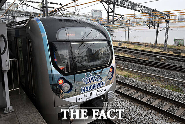 'DMZ 평화이음 열차'가 운행이 재개된 10일 오전 서울 중구 서울역 플랫폼으로 열차가 들어오고 있다. 서울역과 도라산역을 오가는 정기 관광열차인 'DMZ 평화이음 열차'는 6년 6개월 만에 운행이 재개됐다. /청사사진기자단