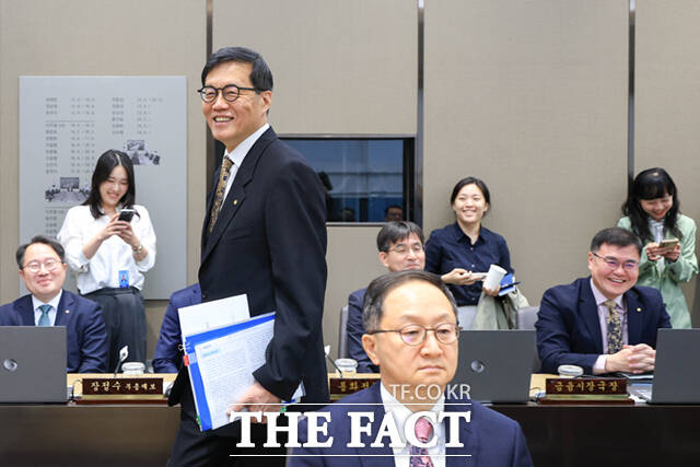 이창용 한국은행 총재가 10일 서울 중구 한국은행 본관에서 열린 금융통화위원회 본회의에서 의사봉을 두드리고 있다. /사진공동취재단