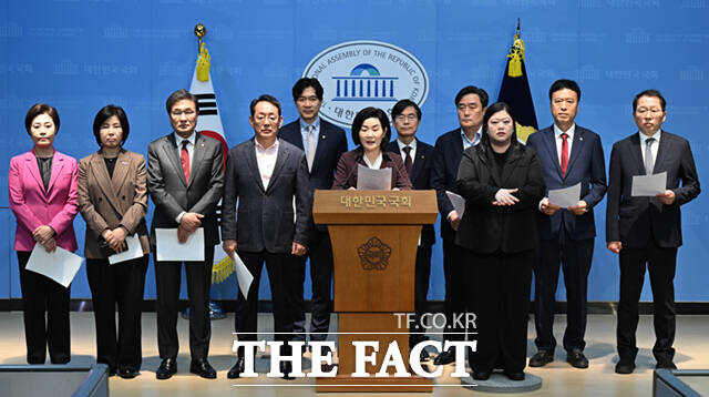 국민의힘 부산 지역 국회의원들이 10일 서울 여의도 국회 소통관에서 더불어민주당 부산시장 후보인 전재수 의원에 대한 합수본의 불기소 결정에 대한 규탄 기자회견을 하고 있다. /국회=이새롬 기자