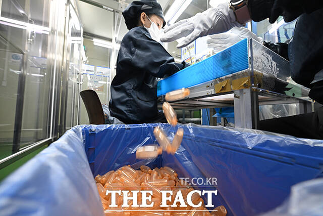 중동전쟁 여파로 플라스틱 원료인 나프타 등 화학물질 수급 불안이 이어지는 가운데 10일 오전 경기 부천시의 플라스틱 사출 중소기업 신광엠앤피에 관계자가 플라스틱 원재료를 바라보고 있다. /부천=남윤호 기자