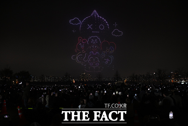 ‘한강 불빛 공연’(드론 라이트 쇼)이 10일 오후 서울 영등포구 여의도한강공원에서 펼쳐지고 있다. /김성렬 기자